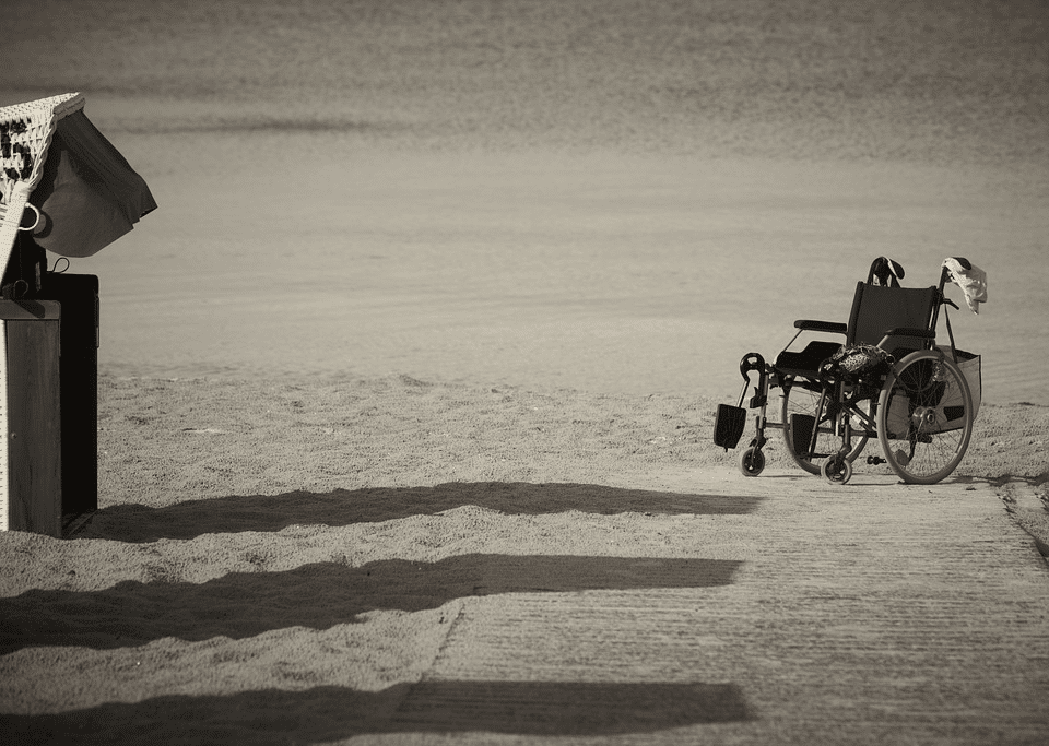 silla de ruedas en la playa