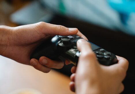 Adicción a los videojuegos, Televisión e Internet en los niños por Clínica Fuensalud