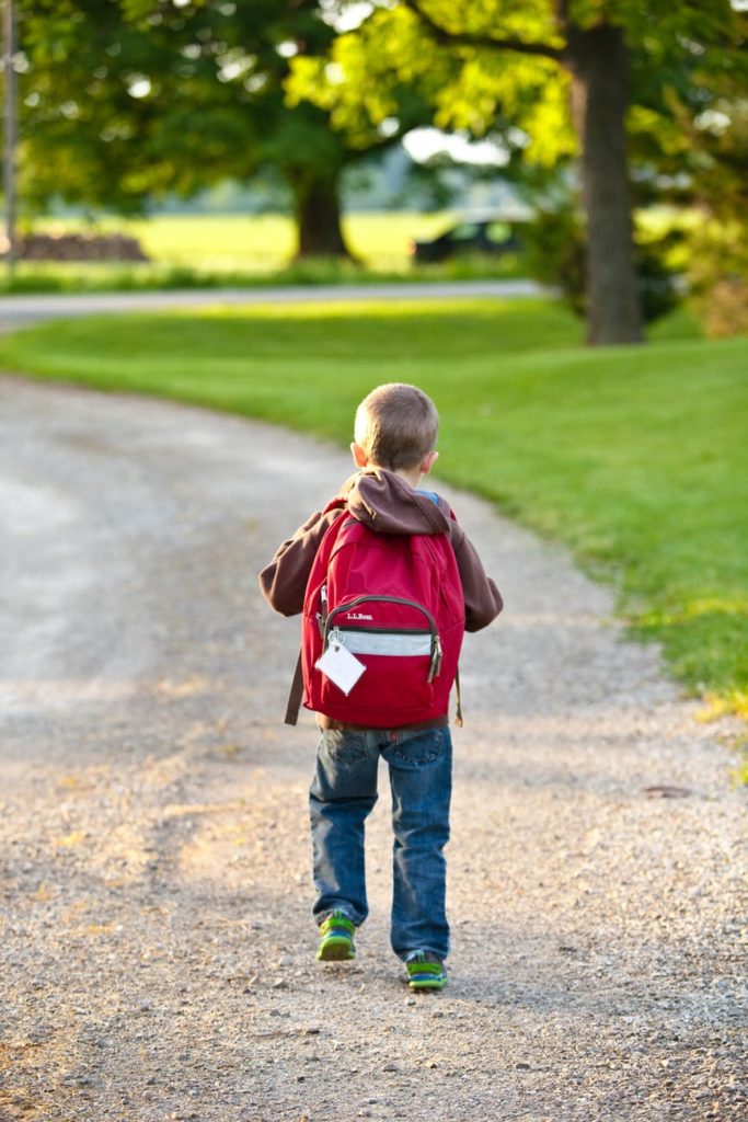 niño con mochila