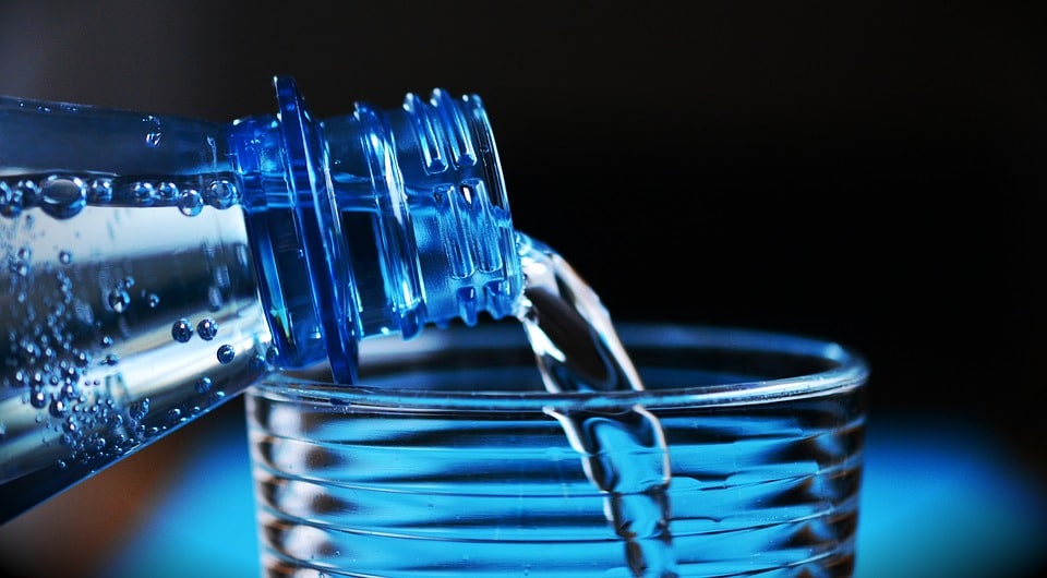 vaso y botella de agua