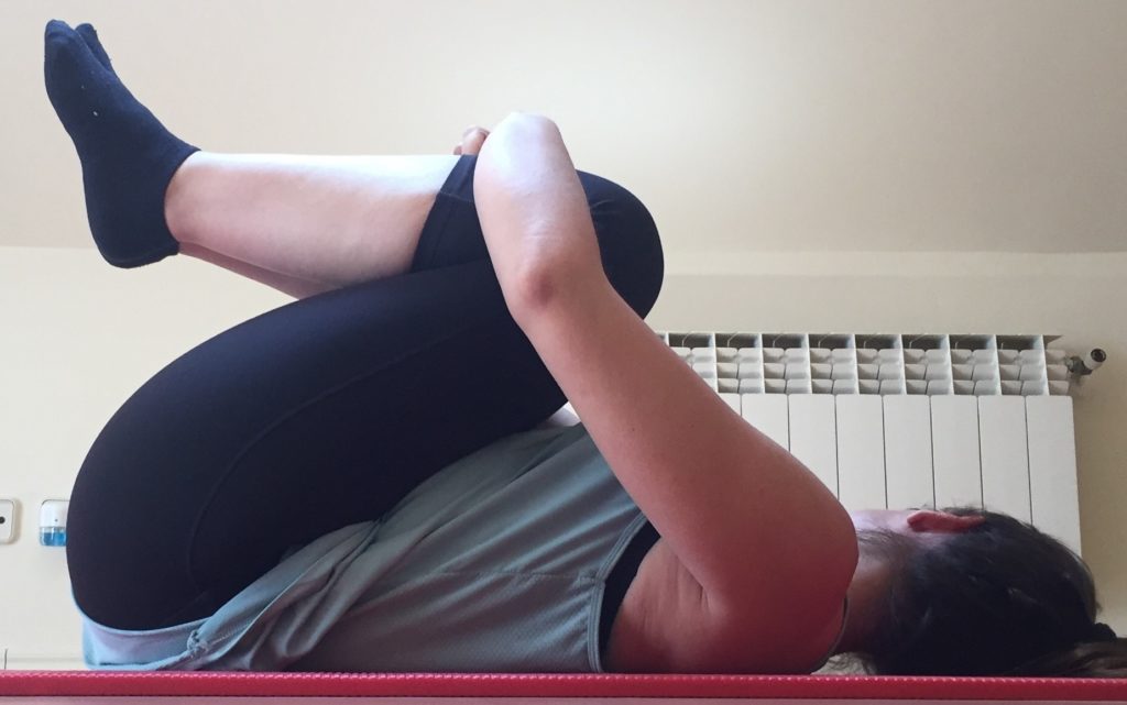 ejercicios lumbago flexión de cadera y rodillas