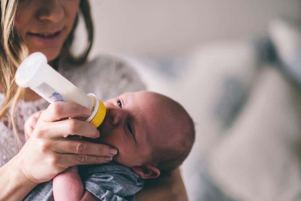 Bebé con biberón por Clínica Fuensalud