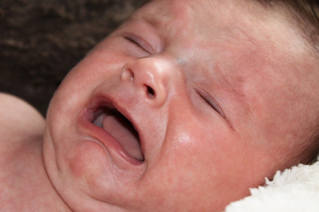 Bebé llorando por Clínica Fuensalud