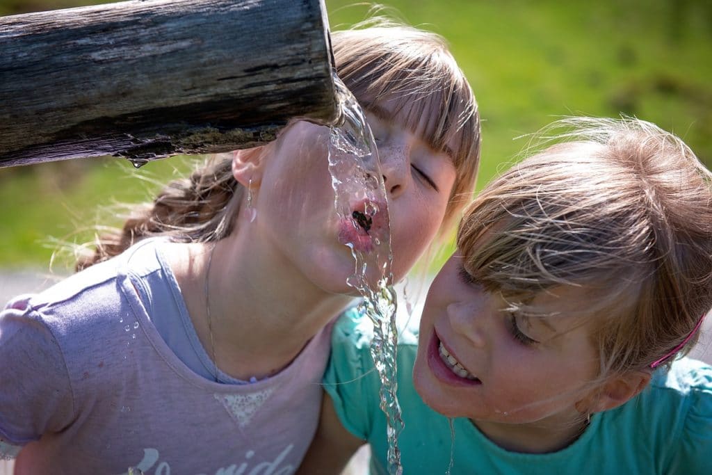 Beber agua por Clínica Fuensalud