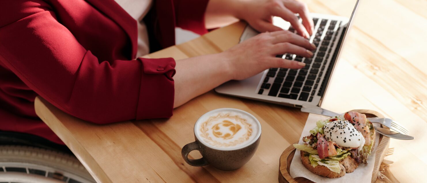 ¿Por qué tengo hambre cuando estoy teletrabajando? por Clínica Fuensalud