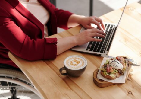¿Por qué tengo hambre cuando estoy teletrabajando? por Clínica Fuensalud