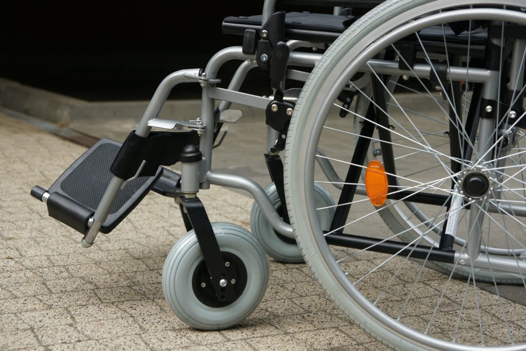 Silla de ruedas por Clínica Fuensalud