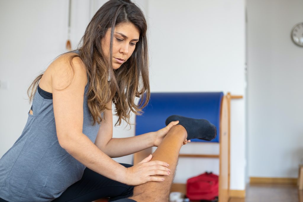 Fisioterapeuta Deportivo tratando pierna por Clínica Fuensalud
