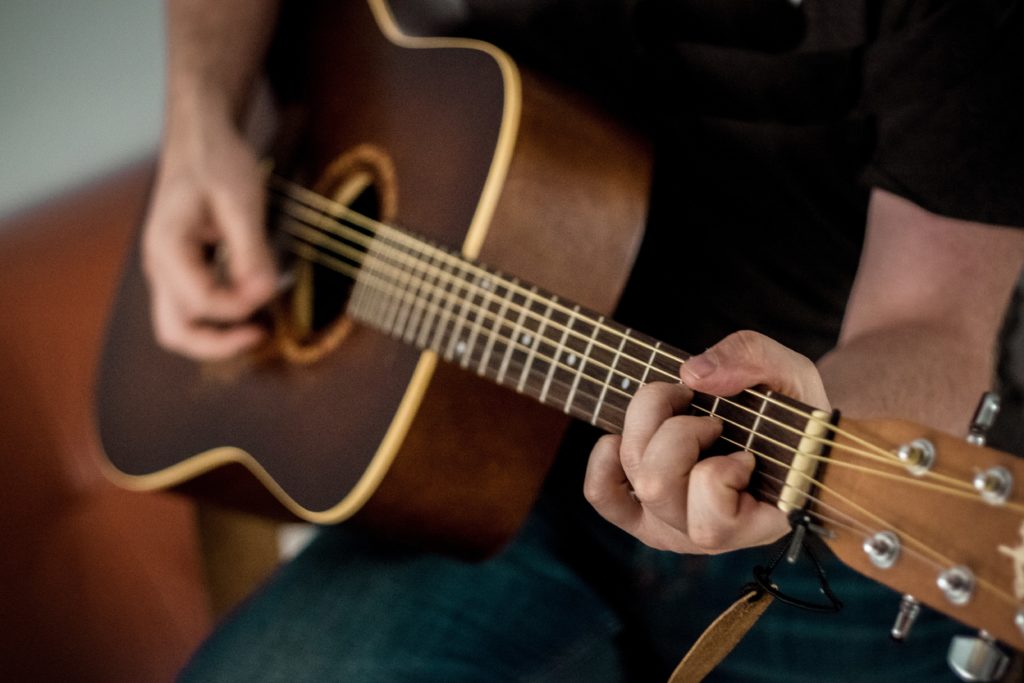 Guitarra por Clínica Fuensalud