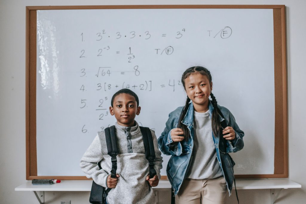 Niños con mochila Clínica Fuensalud