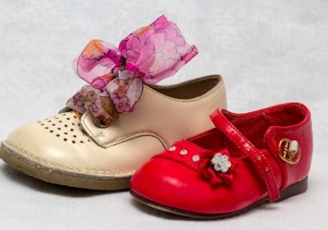 Es bueno que un niño use calzado heredado por Clínica Fuensalud