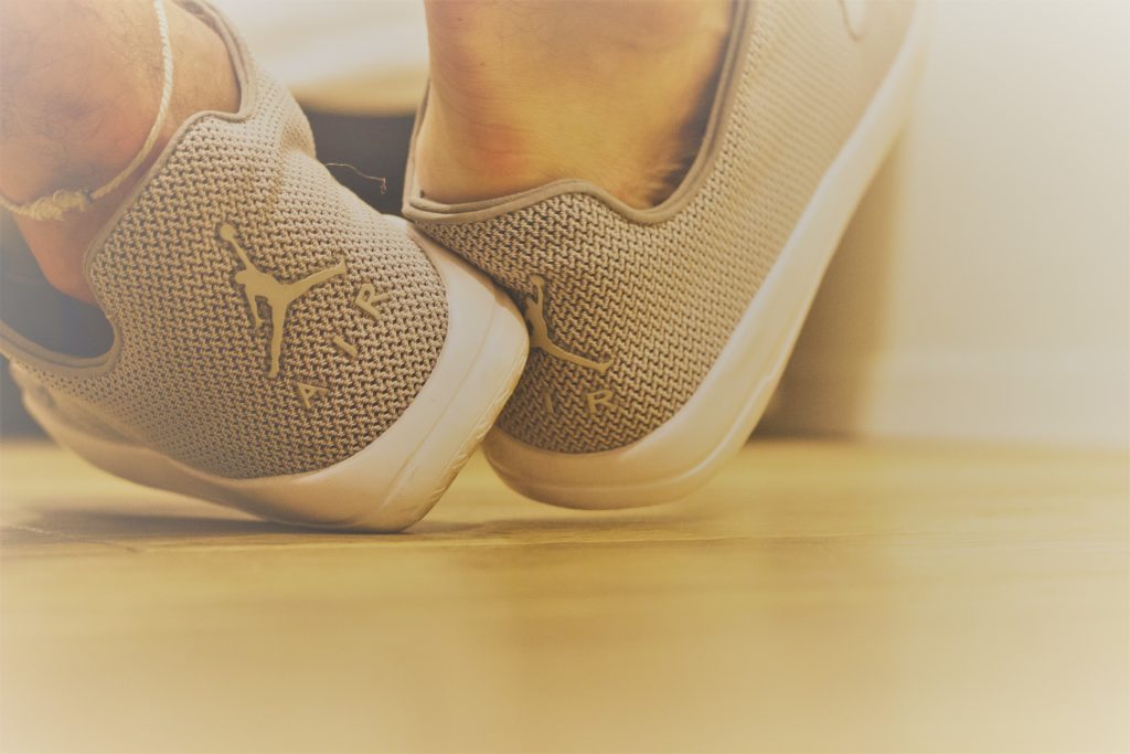 Quitasrse los zapatos de Clínica Fuensalud