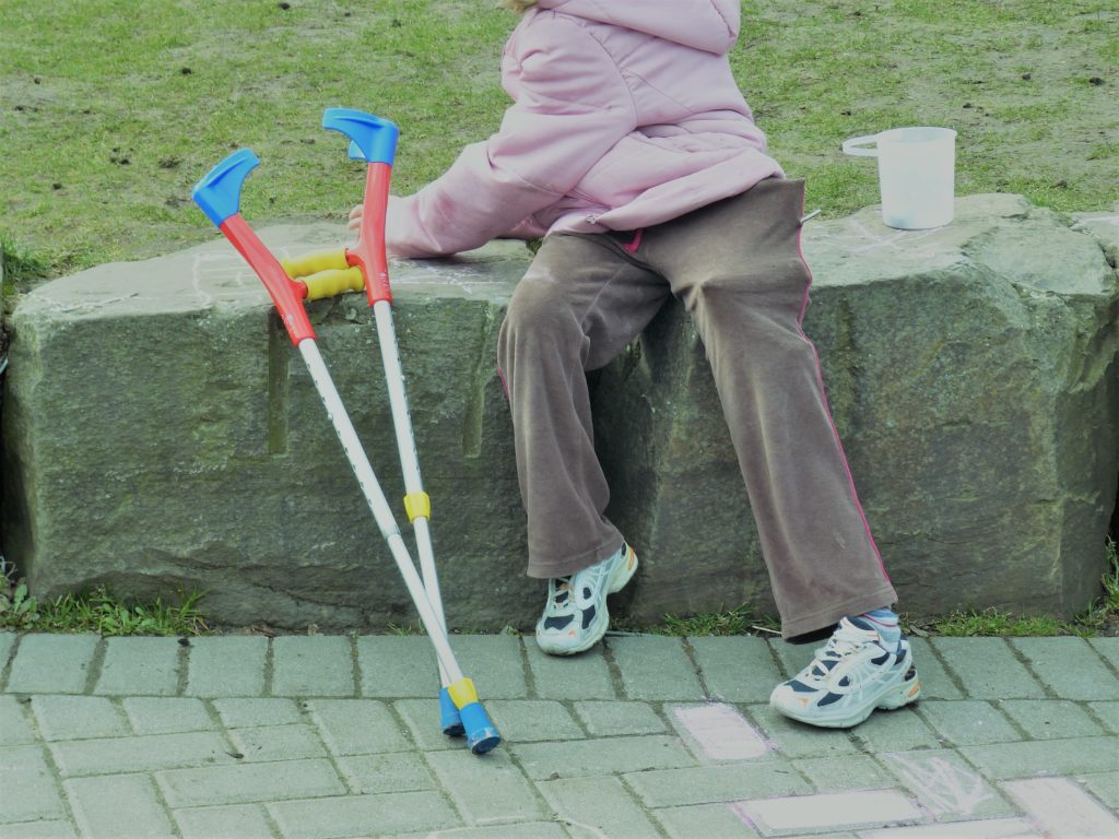 mujer con muletas Espina Bífida de Clínica Fuensalud