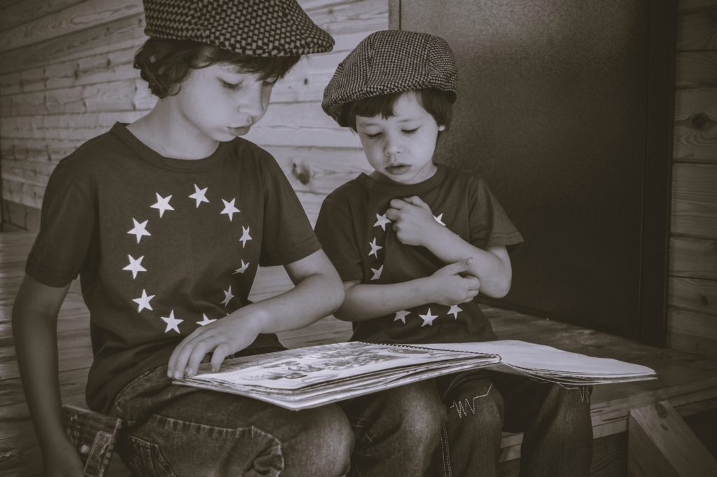 Niños leyendo de Clínica Fuensalud