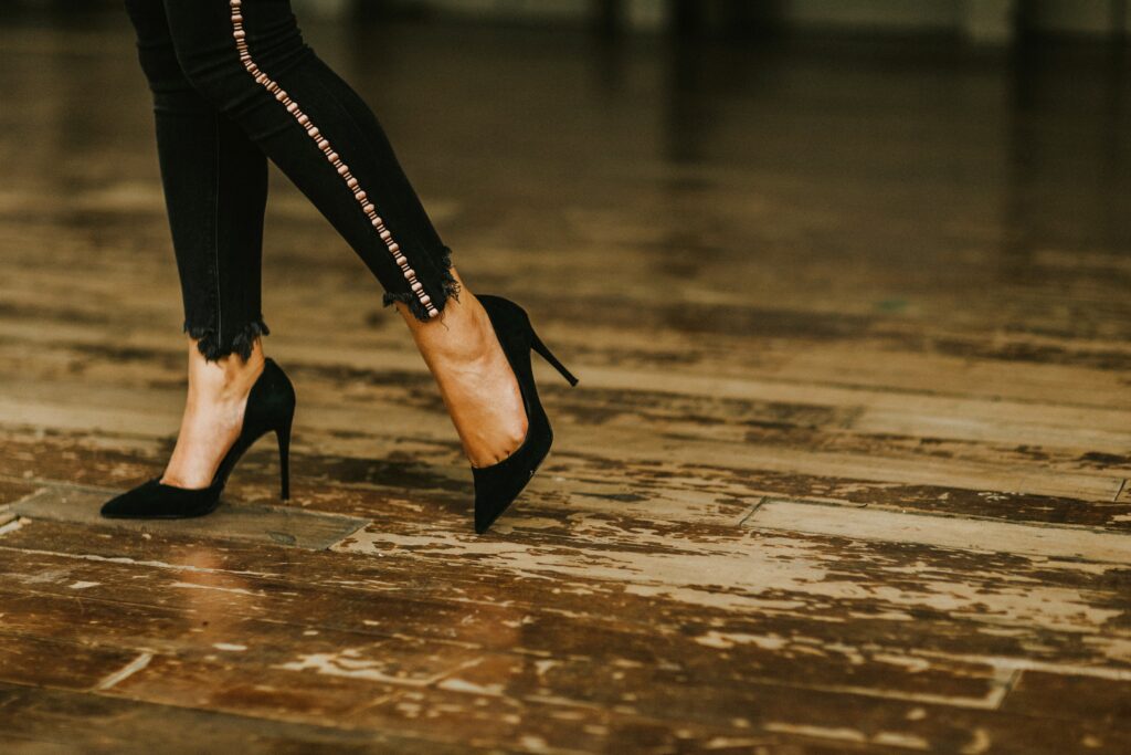 Zapatos de tacón por Clínica Fuensalud. Ojo de gallo.