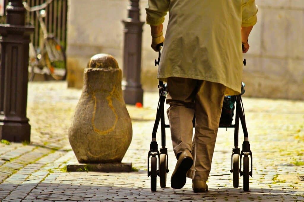 Persona mayor caminando por Clínica Fuensalud