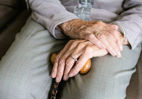 5 beneficios de la fisioterapia a domicilio para las personas mayores