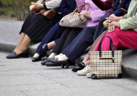 Problemas de los pies en personas mayores por Clínica Fuensalud