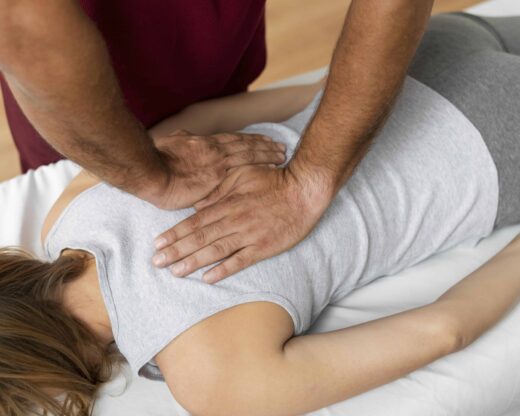 Es malo crujirse la espalda? por Clínica fuensalud Es malo crujirse la espalda? por Clínica fuensalud